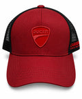 Gorra trucker DERRAPA Ducati Carrera Rojo con malla negra, vista frontal, sobre fondo blanco