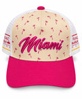Gorra trucker DERRAPA Red Bull Racing Beige con fucsia y blanco, vista frontal, sobre fondo blanco