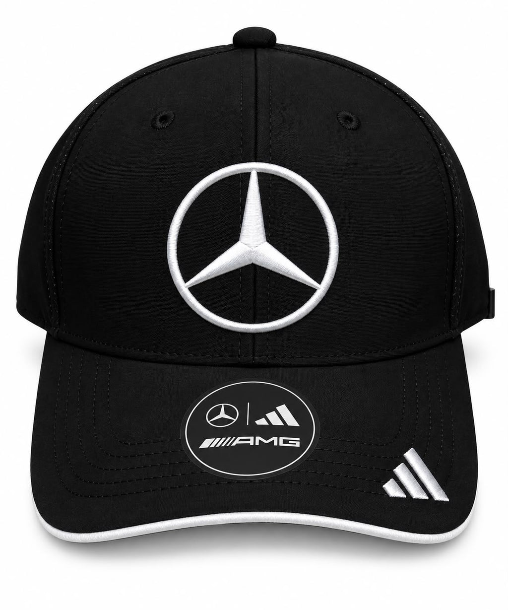 Gorra DERRAPA Mercedes-AMG negro y blanco, vista frontal, sobre fondo blanco