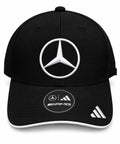 Gorra DERRAPA Mercedes-AMG negro y blanco, vista frontal, sobre fondo blanco