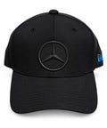 Gorra DERRAPA Mercedes-Benz Negro total, logo bordado en el mismo tono, vista frontal, sobre fondo blanco