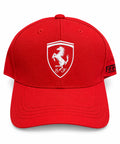 Gorra DERRAPA Ferrari Rojo con escudo blanco, vista frontal, sobre fondo blanco