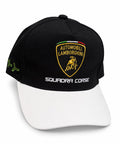 Gorra DERRAPA Lamborghini Squadra Corse Negro con visera blanca y escudo dorado, vista frontal, sobre fondo blanco