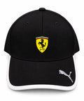Gorra DERRAPA Ferrari Negro con vivo blanco, vista frontal, sobre fondo blanco