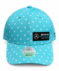 Gorra DERRAPA Mercedes-AMG Petronas Turquesa con lunares blancos, vista frontal, sobre fondo blanco