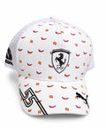 Gorra trucker DERRAPA Ferrari Blanco con ajíes rojos y banderas de España, vista frontal, sobre fondo blanco