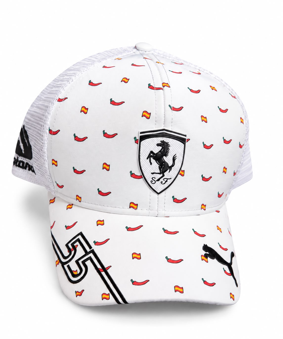 Gorra trucker DERRAPA Ferrari Blanco con ajíes rojos y banderas de España, vista frontal, sobre fondo blanco
