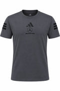 Camiseta DERRAPA Mercedes-AMG Gris oscuro con logos negros, vista frontal, sobre fondo blanco