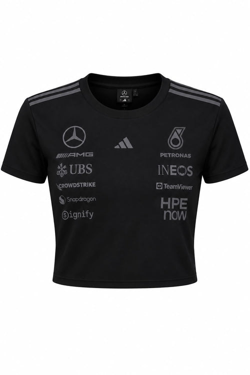 Camiseta corta (ombliguera) DERRAPA Mercedes-AMG Petronas Negro con logos en gris del mismo tono, vista frontal, sobre fondo blanco
