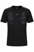 Camiseta DERRAPA Mercedes-AMG Petronas Negro con logos en gris del mismo tono, vista frontal, sobre fondo blanco